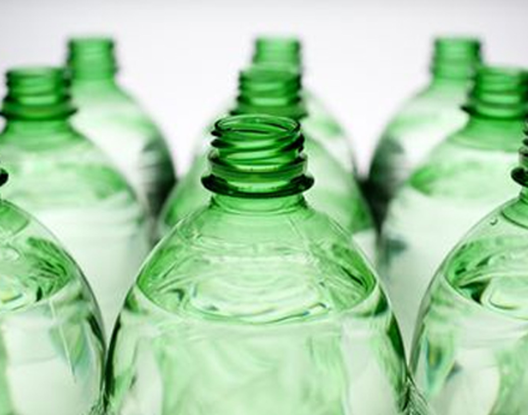 মনে রাখবেন ২, ৪ এবং ৫ নম্বর লেখা থাকলে সেগুলো তুলনামূলক নিরাপদ। নম্বর ১ লেখা বোতলও নিরাপদ হিসাবেই গণ্য হয়। ৬ এবং ৭ ভীষণ ভাবে ক্ষতিকর। তাই ৬ এবং ৭ লেখা নম্বরের বোতল অবশ্যই এড়িয়ে চলুন।