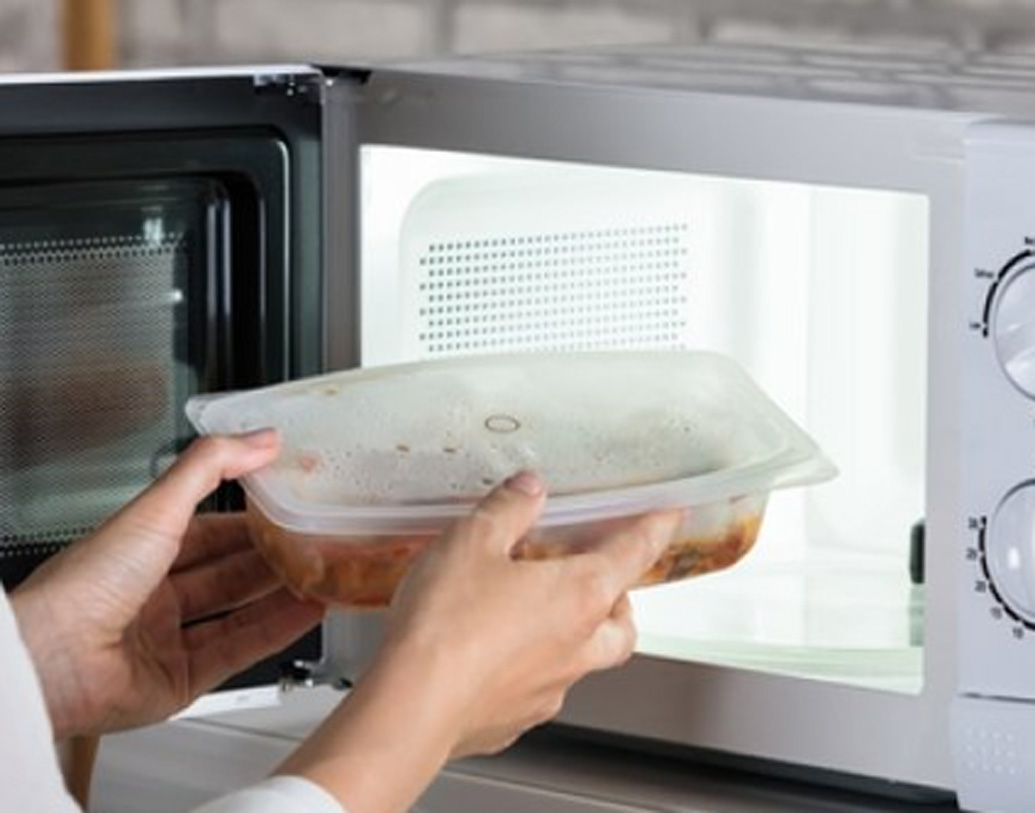 আরও একটি বিষয় জেনে রাখা দরকার, মাইক্রোওয়েভেবল প্লাস্টিক মানেই তা কিন্তু নিরাপদ নয়। এর অর্থ তা মাইক্রোওয়েভের তাপ সহ্য করতে সক্ষম। তা থেকে ক্ষতিকারক রাসায়নিক বেরিয়ে শরীরে বিষক্রিয়া ঘটাতেই পারে।