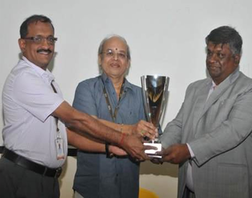 বেঙ্গালুরুর আনেকাল তালুকের মাঝে একটা ছোট গ্রাম গোপাসান্দ্রা। এই গ্রামেই জন্ম রেনুকার। বাবা পুরোহিত ছিলেন। কিন্তু রোজ কাজ পেতেন না। পাঁচ জনের সংসারে খাবার জোটাতে তাই বাবার সঙ্গে ভিক্ষাও করেছেন তিনি। আজ তাঁরই বছরে ব্যবসায় টার্নওভার ৩৮ কোটি টাকা!