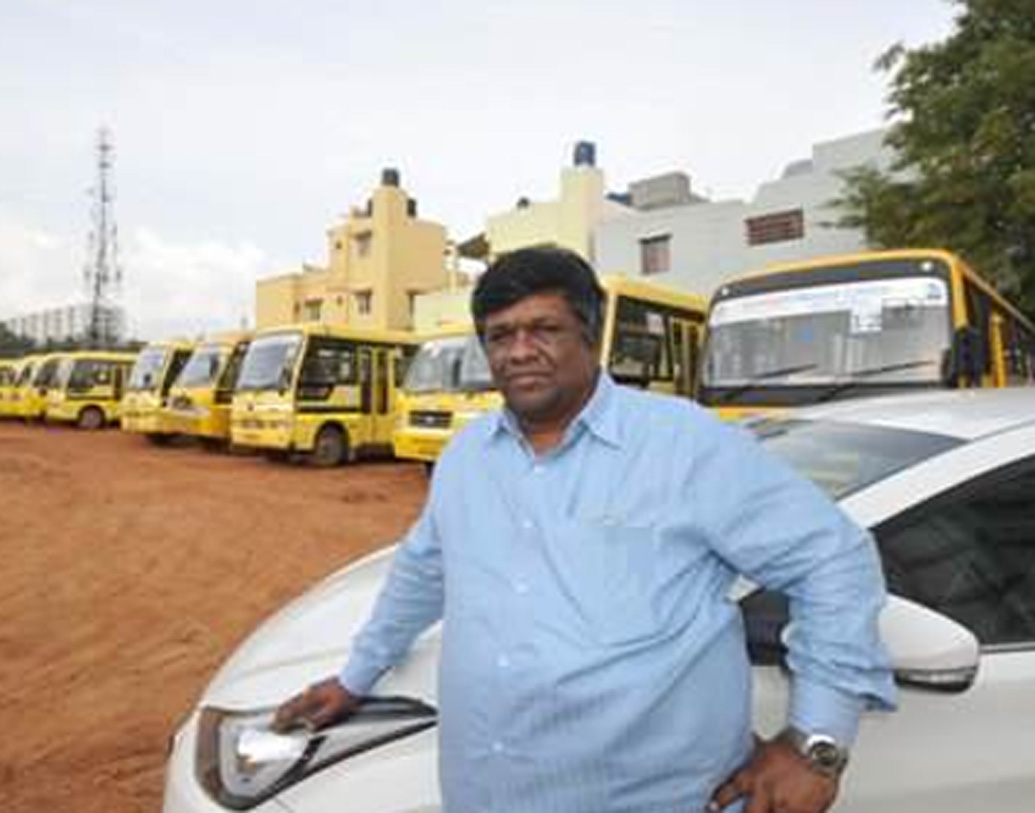 ভিক্ষুক থেকে সফল ব্যবসায়ী হয়ে ওঠার জার্নিটা কিন্তু সহজ ছিল না আরাধ্যর। তিন ভাইবোনের মধ্যে সবচেয়ে ছোট আরাধ্য। দাদা আর দিদিকে পড়াশোনার জন্য বেঙ্গালুরু পাঠিয়ে দিয়েছিলেন বাবা। কিন্তু আরাধ্য বাবা-মার সঙ্গেই থাকতেন।