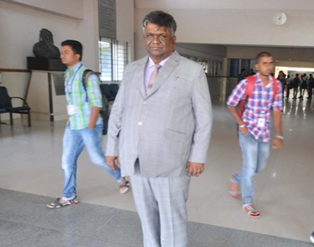 ১২ বছর বয়সে আরাধ্যকে তাঁর বাবা একটি বাড়িতে পরিচারকের কাজে পাঠান। সেখানে গবাদি পশুর দেখাশোনা থেকে বাড়ির যাবতীয় কাজ তাঁকে করতে হত।