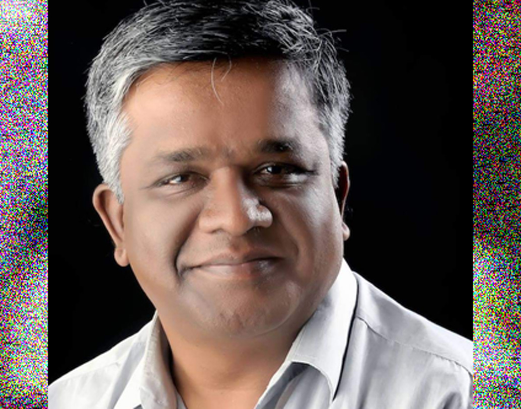 তবে পড়াশোনার প্রতি তাঁর ঝোঁকও ছিল। সমস্ত কাজের ফাঁকে টুকটাক পড়াশোনা চালিয়ে যেতেন তিনি। আরাধ্য নিজের উপার্জনেই চিকপেটের একটি স্কুলে ভর্তি হন। কিন্তু তার তিন বছর পরই বাবার মৃত্যু সংবাদ পেয়ে গ্রামে ফিরে আসেন।