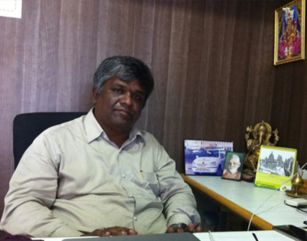 তারপর আর পড়াশোনার সুযোগ পাননি। মা এবং দিদির সমস্ত দায়িত্ব তাঁর কাঁধে এসে পড়ে। কারণ তাঁর বিবাহিত দাদা মা-বোনের দায়িত্ব নিয়ে অস্বীকার করেন।