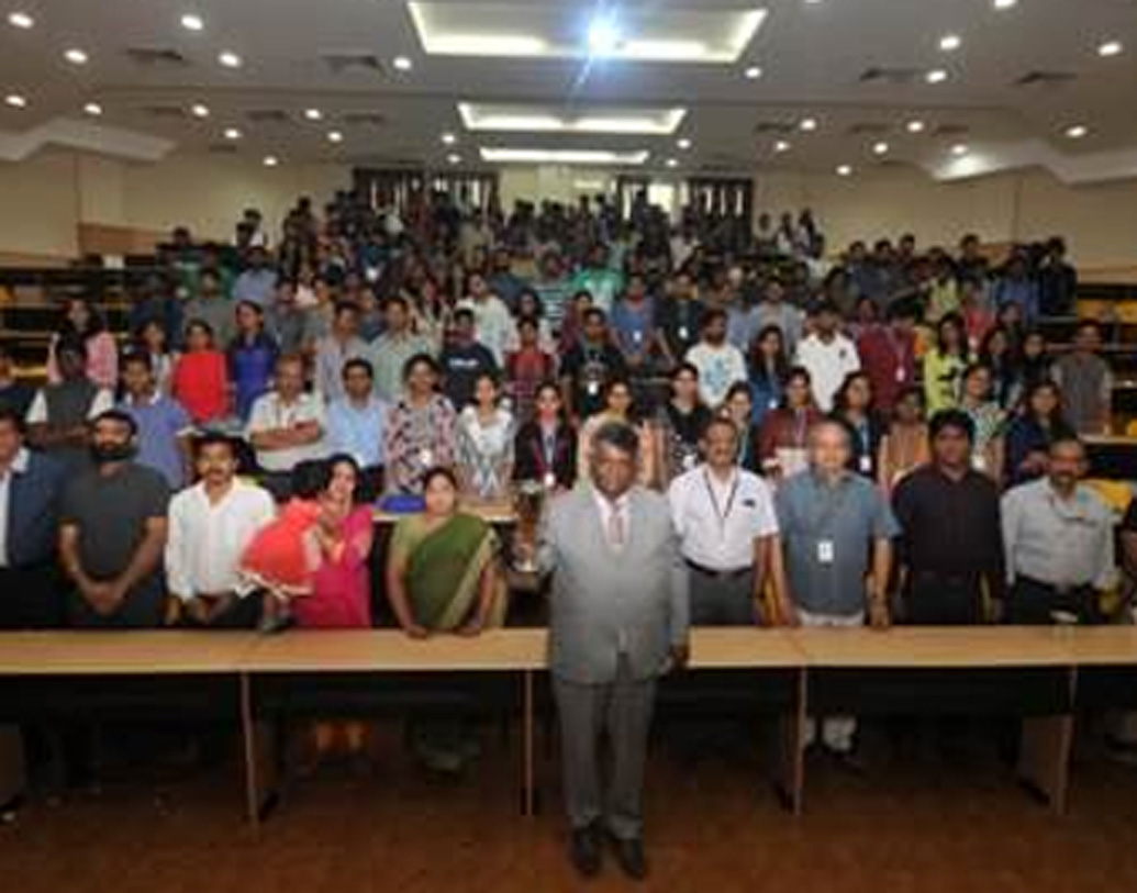 সংসার চালাতে মাত্র ১৫ বছর বয়সে লেদ কারখানায় কাজ শুরু করেন। তারপর একটা প্লাস্টিক কারখানায় যোগ দেন। কিন্তু সেই উপার্জনও যথেষ্ট ছিল না পরিবারের জন্য। তাই একই সঙ্গে রাতে নিরাপক্ষারক্ষীর কাজও করেছেন।