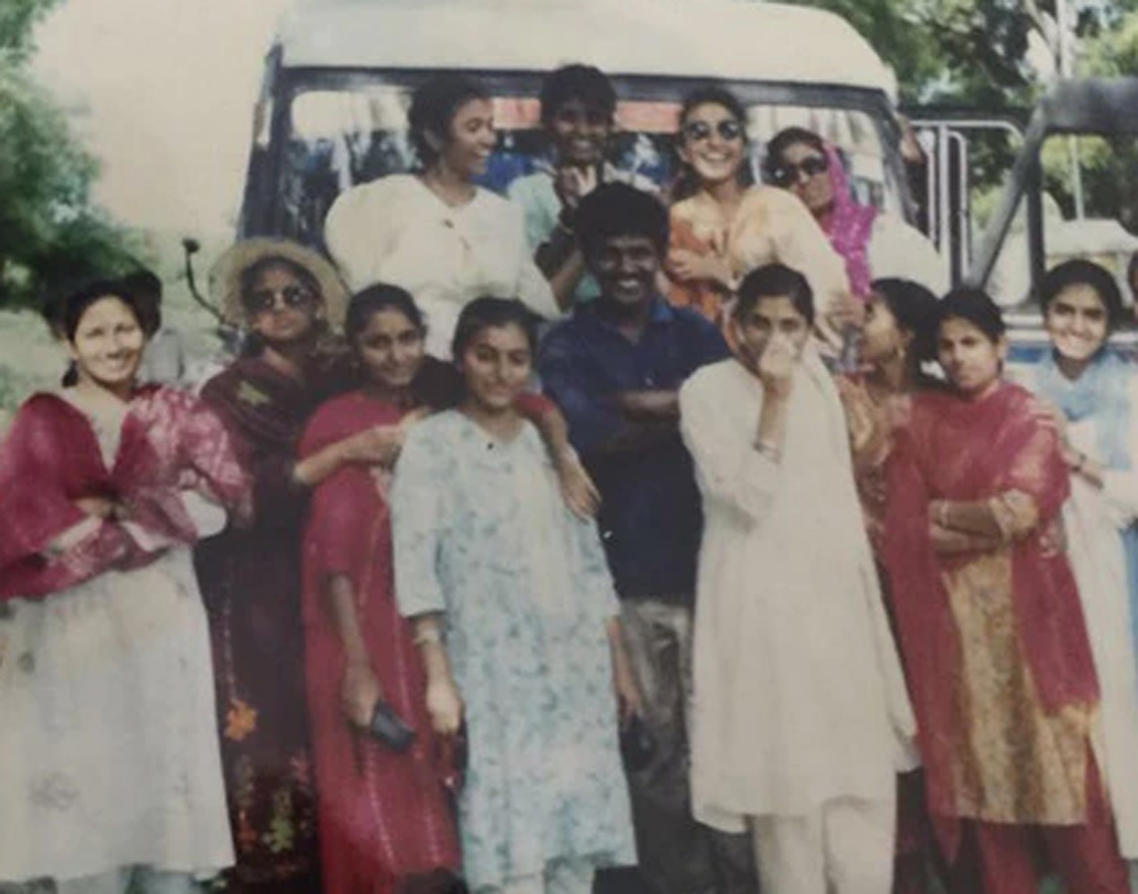 এরপর একটা ছাপাখানায় ঝাড়ুদারের কাজ পান আরাধ্য। ছাপাখানার মালিক তাঁর সততায় এতটাই খুশি  হন যে, তাঁকে কম্পিউটারের বেসিক কাজ শিখিয়ে ছাপাখানায় কাজ দিয়ে দেন। টানা এক বছর তিনি সেখানেই ছিলেন। তারপর তিনি একটি সংস্থার সেলস ম্যান হন।