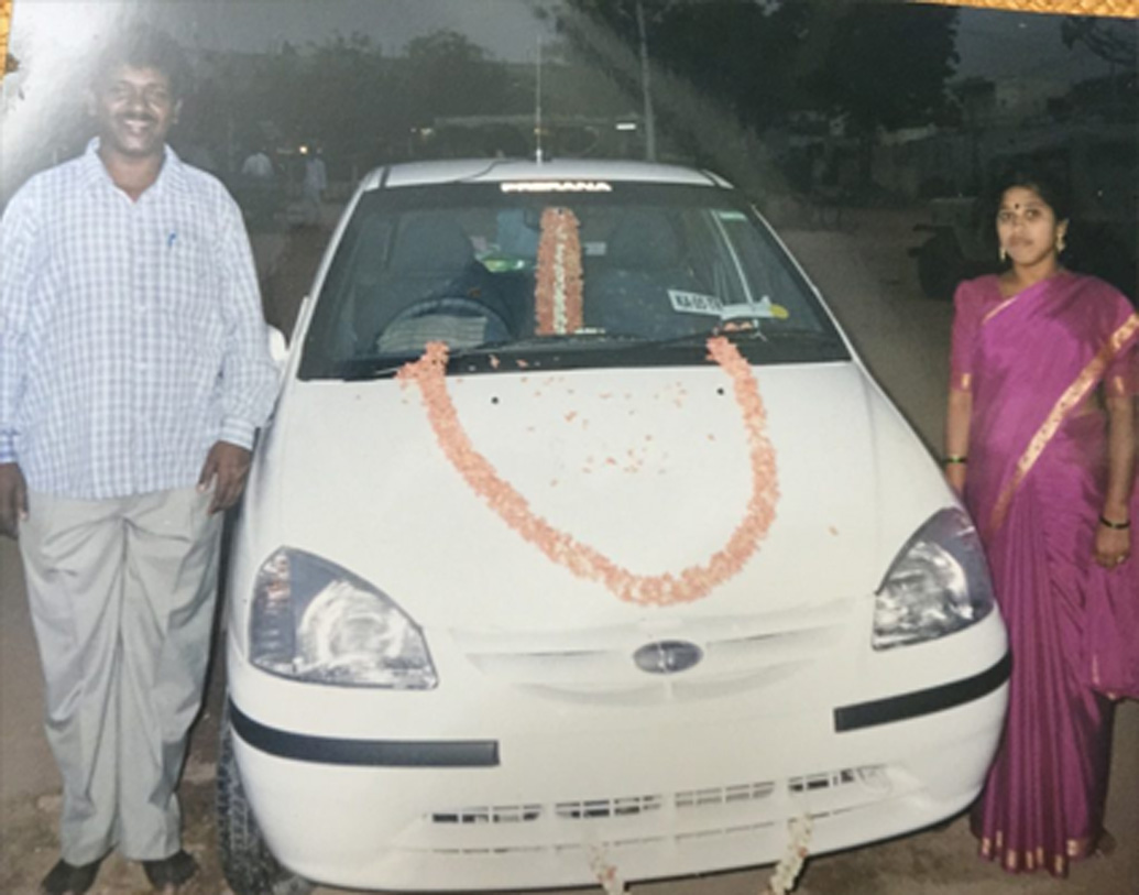 ২০ বছর বয়সে তাঁর পুষ্পা নামে এক তরুণীর সঙ্গে পরিচয় হয়। তাঁকেই বিয়ে করেন আরাধ্য। এরপর কখনও কাপড়ের দোকান, কখনও মালির কাজ করে সংসার চালিয়েছেন। গাছ বেয়ে উঠে নারকেল পেরেও সংসার চালিয়েছেন। সেই সময় তাঁর মাসে আয় ছিল মাত্র ৬০০ টাকা।