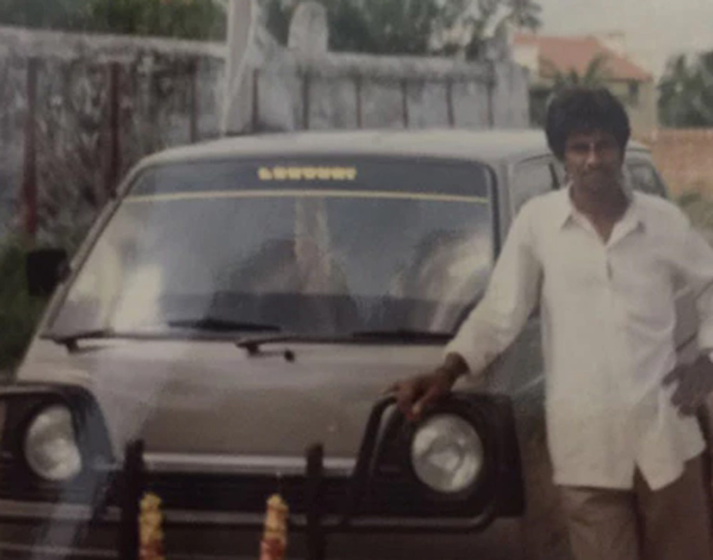 সেই সময়ে সতীশ রেড্ডি নামে এক গাড়ি চালকের সঙ্গে পরিচয়ই তাঁর ভাগ্য বদলে দেয়। সতীশের কাছ থেকে গাড়ি চালানো শেখেন আরাধ্য। চার বছর মৃতদেহ বহনকারী গাড়ির চালক হিসাবে কাজ করেছেন তিনি। তারপর ঠিক করেন, ঋণ নিয়ে নিজের ট্রাভেল এজেন্সি খোলার।