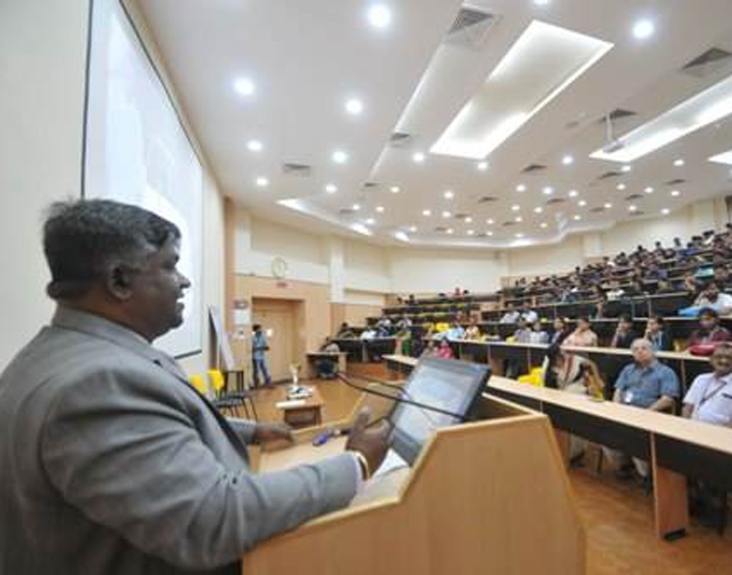 তাঁর কোম্পানির নাম ‘প্রবাসী ক্যাব’। উন্নতির এই জার্নিটায় আরাধ্য একটাই মন্ত্র জপ করে গিয়েছেন, ‘‘বড় স্বপ্ন দেখুন, ঝুঁকি নিন। জীবনের সব পথেই সৎ থাকুন।’’