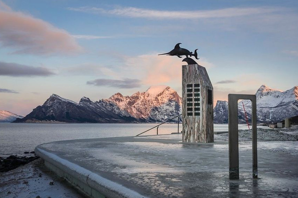 কী মনে করছেন এই নির্মাণের ঐতিহাসিক গুরুত্ব রয়েছে? ডুবোজাহাজ ধ্বংস হয়ে গিয়েছিল ঠিকই। ৪২ নাবিকের স্মৃতির উদ্দেশে তার জন্য আলাদা করে স্মারক বানানো রয়েছে। অত্যন্ত আধুনিক এই নির্মাণের সঙ্গে ইতিহাসের কোনও সম্পর্ক নেই।