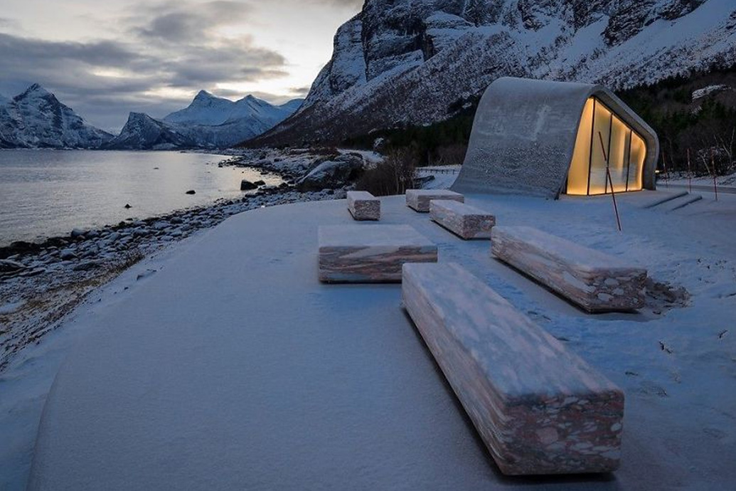 এটা আসলে একটা পাবলিক টয়লেট। অবাক হচ্ছেন তো? সচরাচর ভারতের বিভিন্ন জায়গায় যে পাবলিক টয়লেট দেখে আপনি অভ্যস্ত, তার সঙ্গে মেলাতে পারছেন না তো? সম্ভবত মিলবেও না। এমন পাবলিক টয়লেট ভারতের কোনও প্রান্তে রয়েছে বলে জানা নেই। ২০১৮ সালে এই পাবলিক টয়লেটটা তৈরি হয়েছিল।