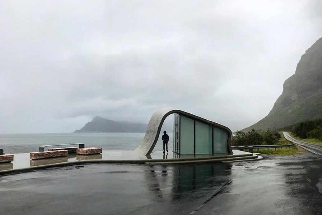 আশেপাশে জনবসতি না থাকলেও প্রতি দিনই প্রচুর পর্যটক ওই শহিদ স্মারক দেখতে এই জায়গায় আসেন। পরিবেশ যাতে ক্ষতিগ্রস্ত না হয় তার জন্যই পাবলিক টয়লেট। এর পাশে প্রাকৃতিক দৃশ্য দেখার জন্য বসার সিটও বানানো রয়েছে। সিটগুলোও অত্যাধুনিক। পাবলিক টয়লেট এবং তার সঙ্গে বসার সিট খুব মানানসই করে বানানো হয়েছে।