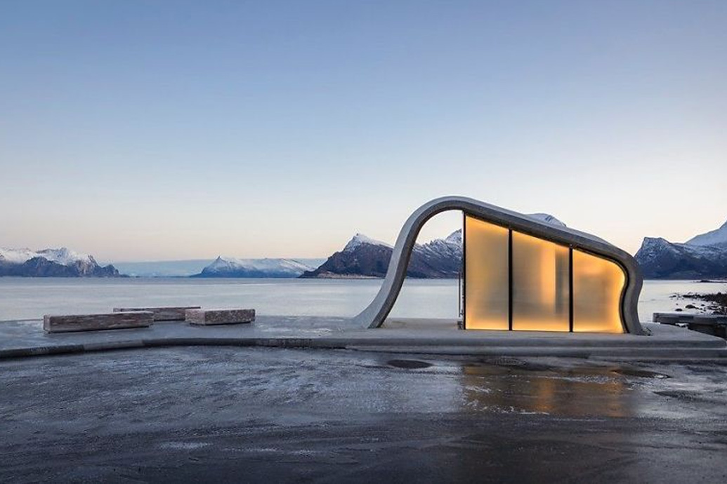 চারপাশের পুরোটাই কাচ দিয়ে তৈরি এই পাবলিক টয়লেটের। টয়লেটে লাইট সেন্সর লাগানো রয়েছে। অন্ধকার হওয়ার সঙ্গে সঙ্গে নিজে থেকেই আলো জ্বলে ওঠে।