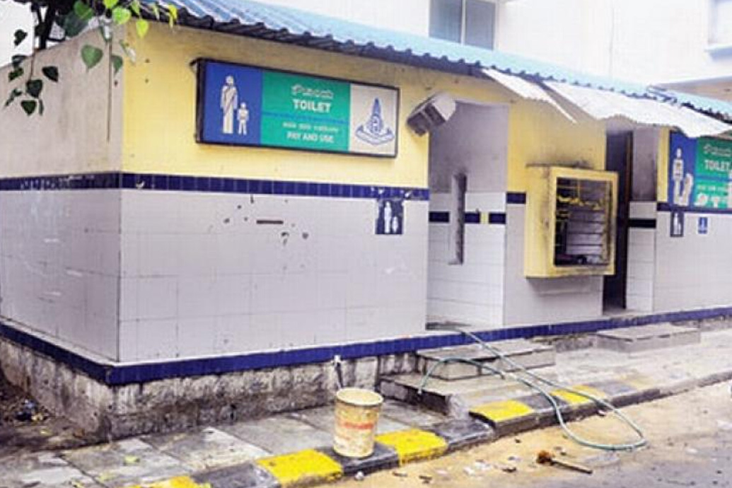 পাশের ছবিটা ভারতের পাবলিট টয়লেট। স্বচ্ছ ভারত মিশন পোর্টালের তথ্য অনুযায়ী, ভারতের ২৭টি রাজ্যে খোলাস্থানে মল-মূত্র ত্যাগ পুরোপুরি বন্ধ করা গিয়েছে। কিন্তু এখনও সচেতনতার প্রসার ঘটানোর প্রয়োজন।