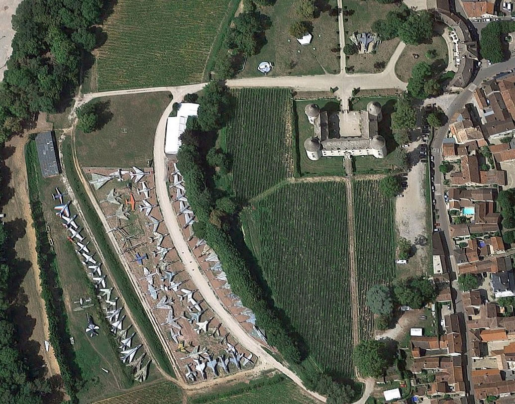 ফ্রান্সের বিউনে বার্গান্ডি পাহাড়ে কয়েক হেক্টর জায়গা জুড়ে রয়েছে মাইকেলের একটি বিশাল দুর্গ। সেই দুর্গের বাগানেই রাখা রয়েছে এই যুদ্ধবিমানগুলো।