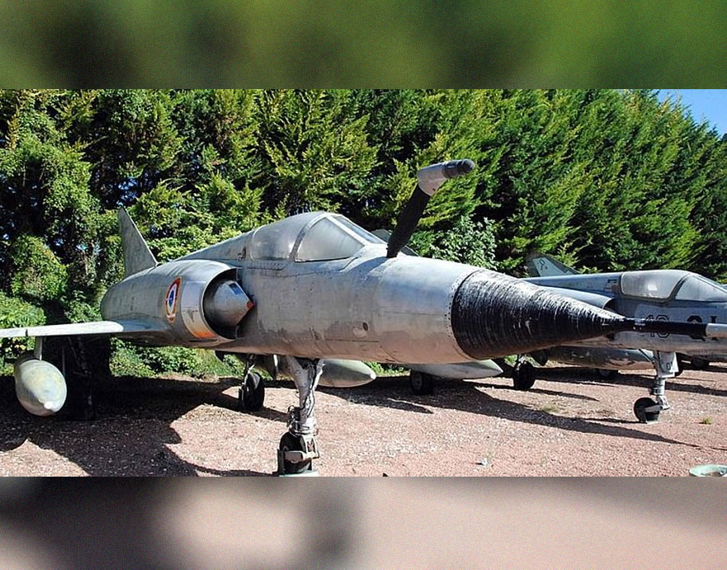 ১৯৮০ সাল থেকে সংগ্রহ শুরু করেন মিশেল। একটি রেস জেতার জন্য সেনার তরফে পুরস্কার হিসেবে তাঁকে একটি যুদ্ধবিমান দেওয়া হয়।