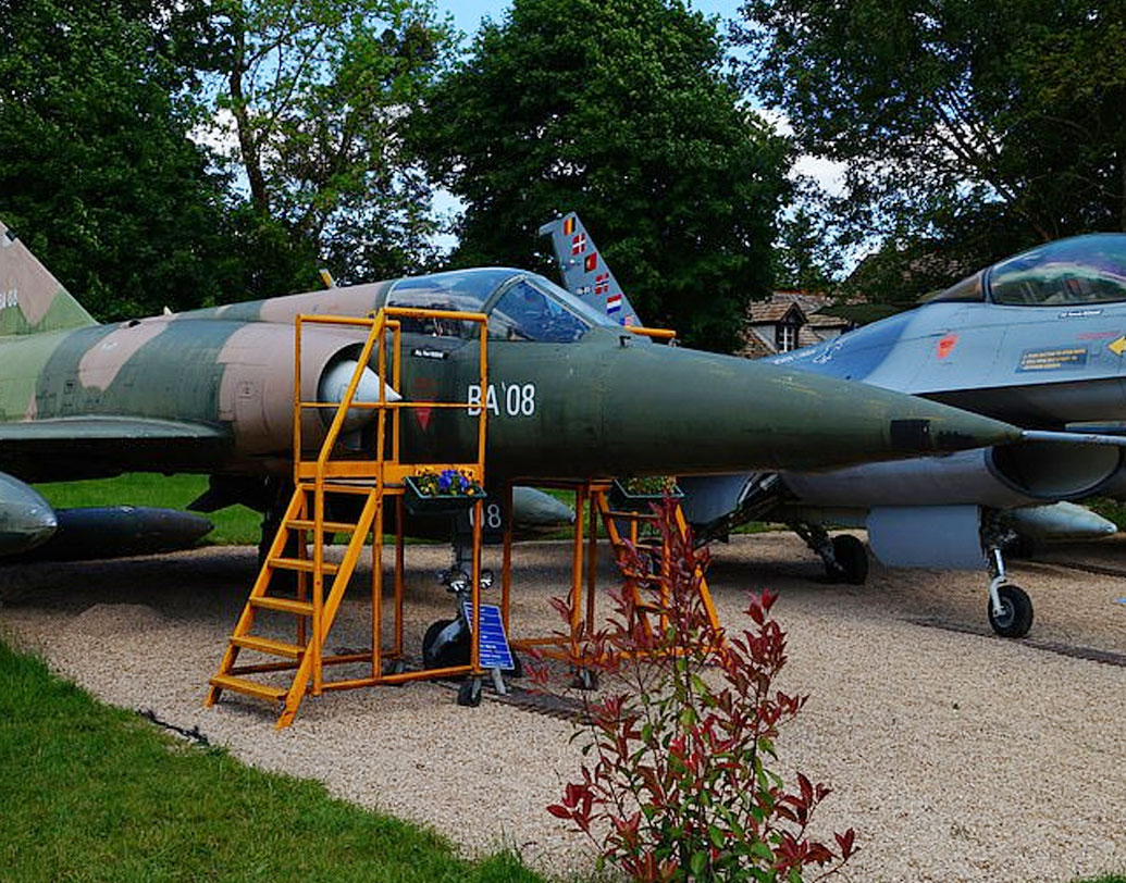 গিনেজ ওয়ার্ল্ড রেকর্ডেও নাম আছে মিশেলের। সেখানে তিনি বলেছেন, যুদ্ধবিমান সংগ্রহ করে তিনি আনন্দ পান। নিজে পাইলট হওয়ায় বাহিনীর সঙ্গে যোগাযোগ ছিলই। তাই বাতিল হওয়া বিমানগুলি তিনি বাহিনীর কাছ থেকে কম দামে কিনতে শুরু করেন।