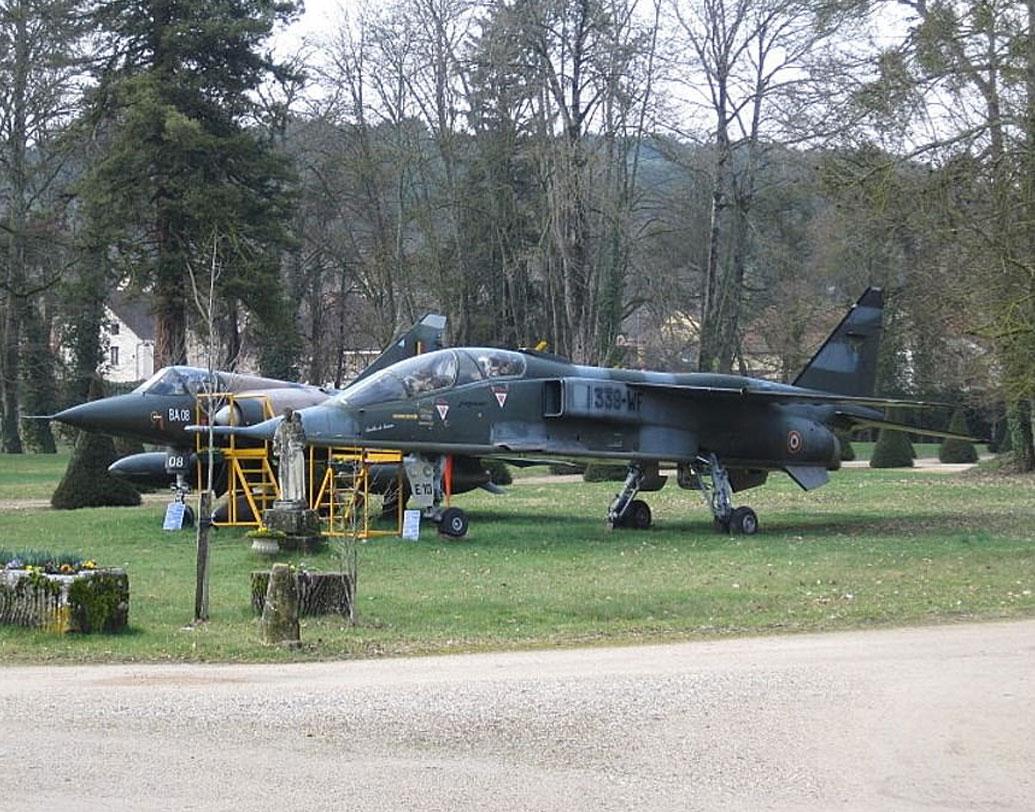 এ ছাড়াও মাইকেলের সংগ্রহে রয়েছে দাসোর সিঙ্গল ইঞ্জিনের মিরাজ থ্রি যুদ্ধবিমান, বেলজিয়াম বিমান বাহিনীর ব্যবহৃত মিরাজ ৫ বিএ। ভিয়েতনাম যুদ্ধে আমেরিকার ব্যবহৃত ভটএফ-৮ ক্রুসেডারের মতো বিমানও।