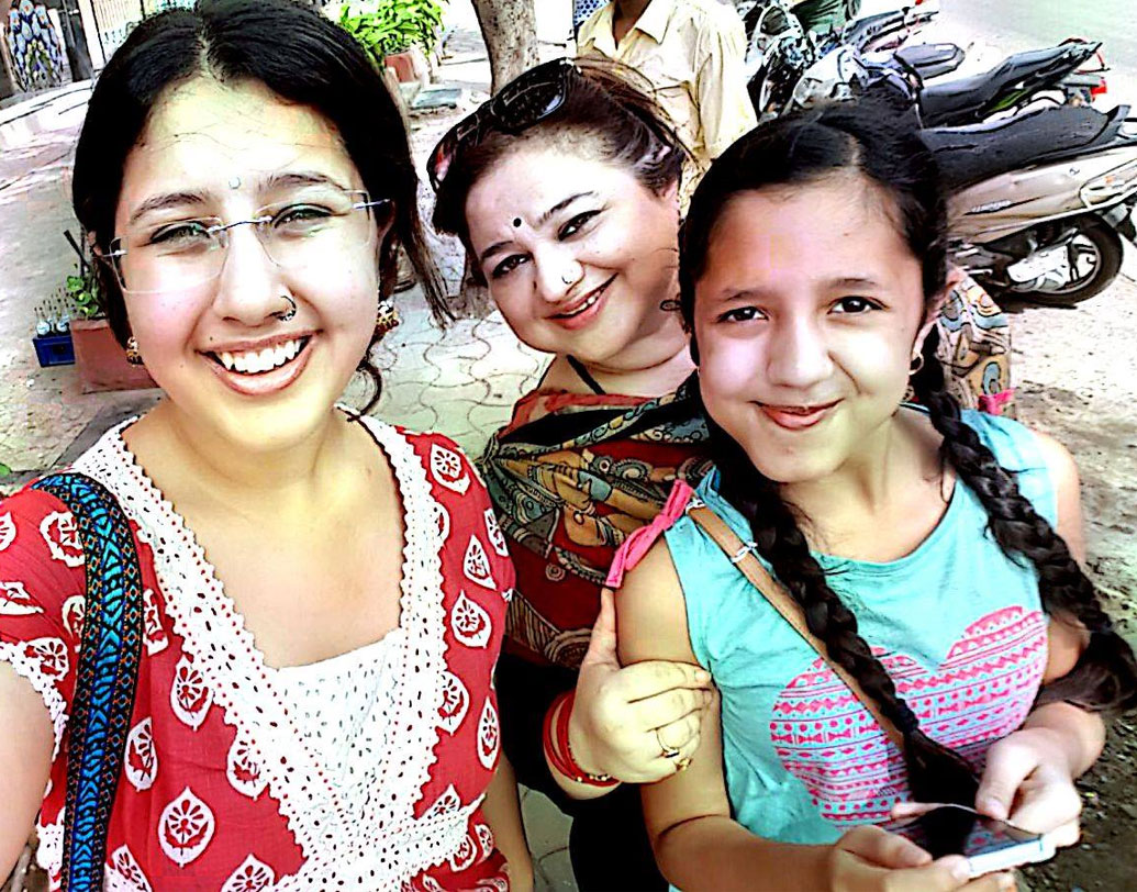 অথচ ঝনকের পারিবারিক পরিস্থিতি যথেষ্ট প্রস্তুত ছিল অভিনয়কে পেশা হিসেবে নেওয়ার জন্য। তাঁর বাবা হরিল শুক্ল একজন তথ্যচিত্র পরিচালক। মা সুপ্রিয়া অভিনেত্রী। হিন্দি সিরিয়াল ও সিনেমায় পরিচিত মুখ।