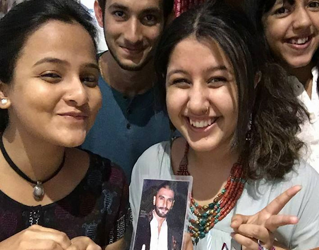 শেষে করিশ্মাকে নিজেদের মেয়ে হিসেবেই মেনে নেয় বিজ্ঞানী ও তাঁর স্ত্রী। দেড় বছর ধরে সম্প্রচারিত সফল টিআরপি-র প্রথম সারিতে ছিল এই সিরিয়াল। পাশাপাশি, ‘হাতিম’, ‘গুমরাহ’ নামের দু’টি হিন্দি টিভি সিরিজ এবং মালয়ালম টেলিভিশন সিরিয়াল ‘আলিপঝম’-এ অভিনয় করেছেন ঝনক।