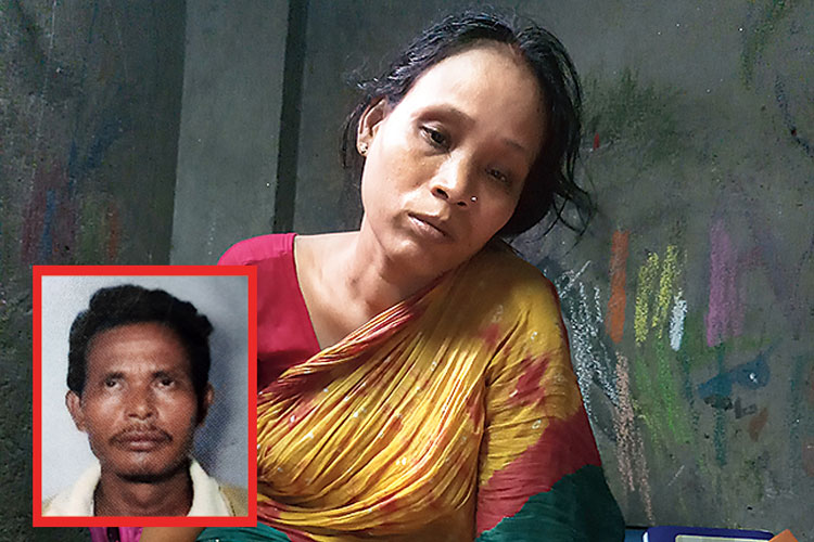 শোকগ্রস্ত: ধীরেন রায়ের (ইনসেটে) স্ত্রী কল্যাণী রায়। শনিবার, গোবিন্দপুরে। নিজস্ব চিত্র