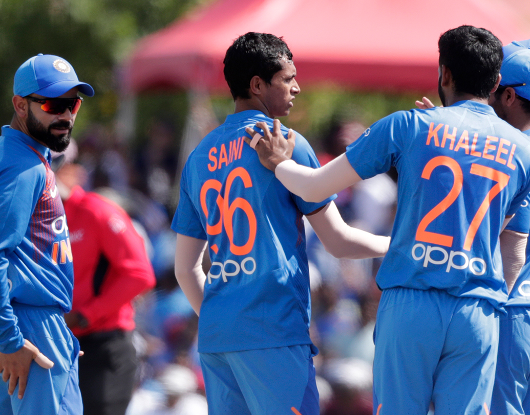 ফ্লোরিডার কঠিন উইকেটে শুরু থেকেই নিয়মিত উইকেট তুলতে থাকেন ভারতীয় বোলাররা। বল হাতে সফল সব বোলারই। উইকেট পেয়েছেন সকলে। তরুণরা ভারতীয় বোলাররা যে দাপট দেখিয়েছেন তাতে বলাই যায় বোলিং বিভাগের রিজার্ভ বেঞ্চও তৈরি।