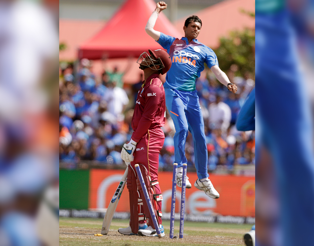 এই ম্যাচে এক ওভার মেডেন সহ চার ওভার বল করে সাইনি তুলে নিয়েছেন তিন উইকেট। দিয়েছেন মাত্র ১৭ রান। এই গতিতে চলতে থাকলে হয়ত কোনও দিন লাল বলও তাঁর হাতে তুলে দিতে দেখা যাবে বিরাটকে।