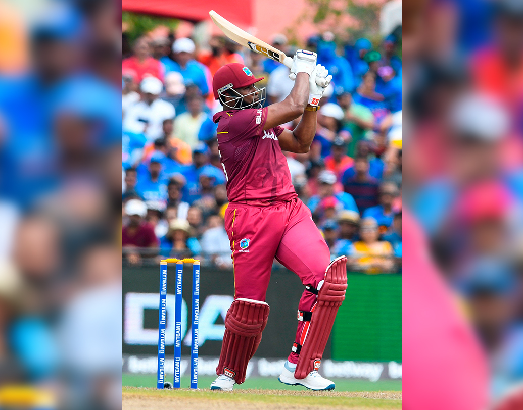 গেল, রাসেলদের ছাড়া এই ওয়েস্ট ইন্ডিজ কেমন যেন খাপছাড়া। শুরুর ধাক্কা সামলে পাল্টা দেওয়ার লোক হাতড়ে বেরাতে দেখা গেল পোলার্ডকে। অবশ্য তাঁকেও ভয়ঙ্কর হতে দেননি কোনও ভারতীয় বোলারই।