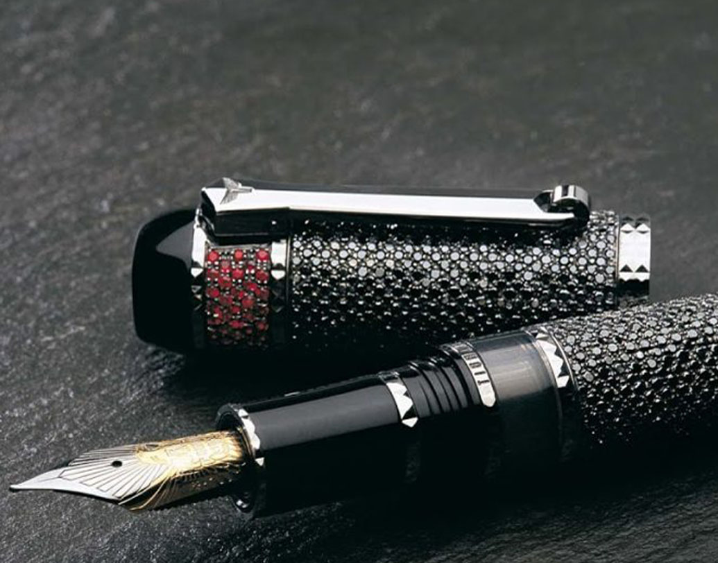 টিবাল্ডি- ফুলগোর নক্টারনাস: বিশ্বের দামি পেনগুলির তালিকায় একেবারে উপরে থাকবে টিবাল্ডি- ফুলগোর নক্টারনাস-এর নাম। এই পেন বিশ্বের সবচেয়ে দামি পেন। এর দাম ভারতীয় মুদ্রায় ৫৪.৬৯ কোটি টাকা। এই পেনটি ৯৪৫টি হিরে এবং ১২৩টি রুবি দিয়ে তৈরি।