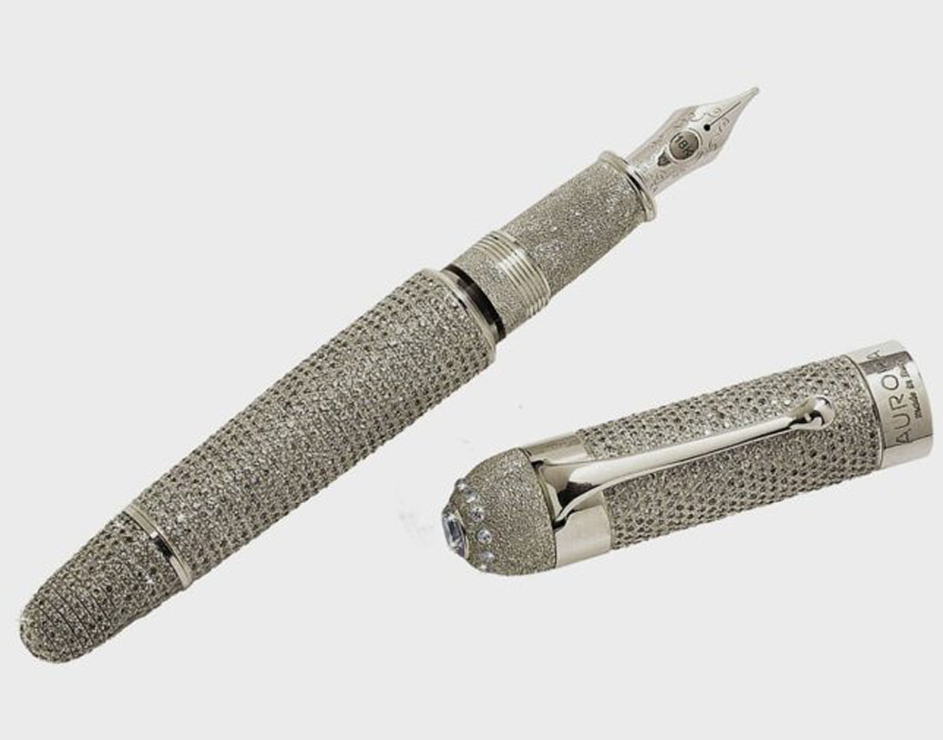 অরোরা- দ্য অরোরা দিয়ামান্তে: ১০.০৬ কোটি টাকা দামের এই পেন সলিড প্ল্যাটিনাম ব্যারেলের উপর ৩০ ক্যারেটের ডি’বেয়ারসের হিরে দিয়ে তৈরি। এই পেনের নিব সোনা দিয়ে তৈরি।