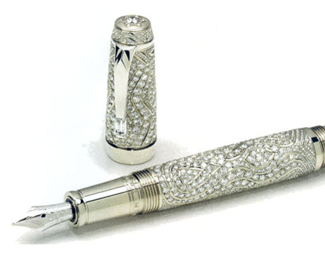 মঁব্লাঁ- বোহেমি রয়্যাল পে: একটা প্রজাপতি থেকে অনুপ্রাণিত হয়ে মঁব্লাঁ তাদের বোহেমি রয়্যাল পেনের এডিশন বের করেন। এই পেন সলিড হোয়াইট, ইয়েলো এবং রোজ গোল্ডের তৈরি, যার মধ্যে ৭.২১ ক্যারেটের ১ হাজার ৪০২টি ওয়েসেলটন হিরে এবং ০.২১ ক্যারেটের ৩৭টি নীলা রয়েছে। এর দাম এক কোটি টাকা।