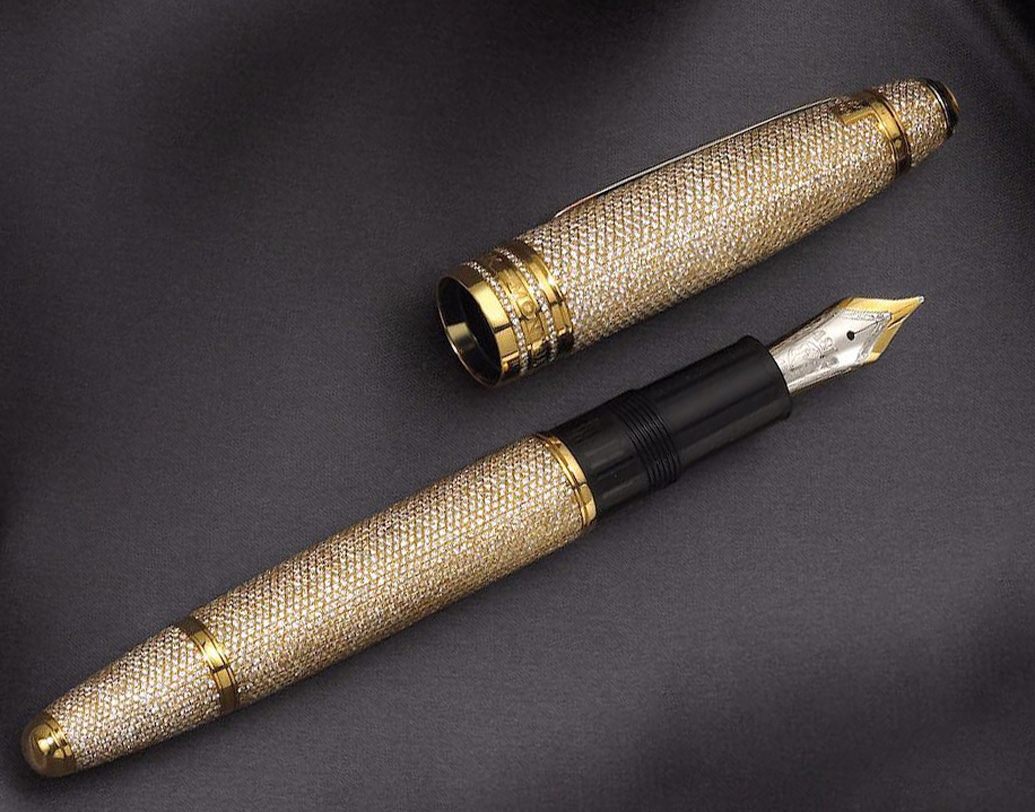 মঁব্লাঁ- ডায়মন্ড সলিটিয়ার পেন: সোনা এবং হিরে দিয়ে তৈরি এই সুন্দর পেনের দাম ভারতীয় মুদ্রায় ১.১ কোটি টাকা।