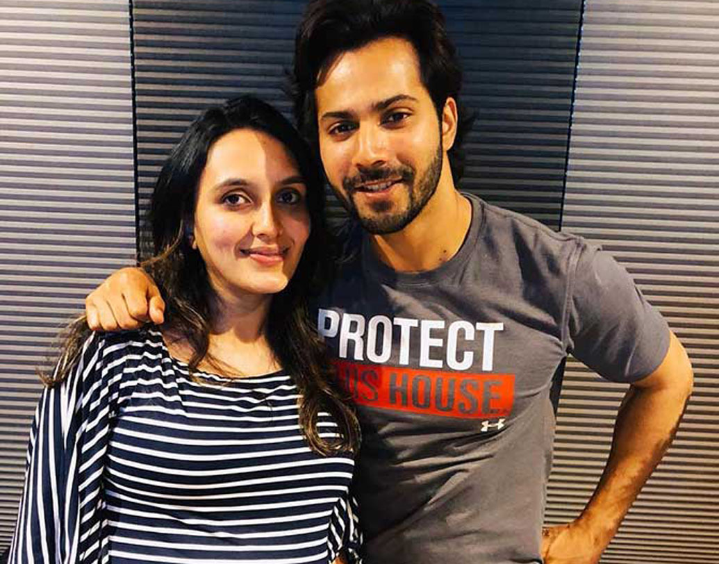 বর্তমান প্রজন্মের বলিউড অভিনেতা বরুণ ধওয়নের দাদা রোহিত ধওয়ন একজন ফিল্ম পরিচালক। তাঁর স্ত্রী জাহ্নবি বরুণের বৌদির পাশাপাশি একজন খুব ভাল বন্ধুও।