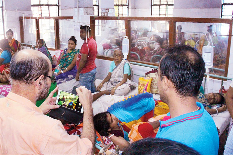 হাসপাতালে রাজ্যের স্বাস্থ্য অধিকর্তা অজয় চক্রবর্তী।