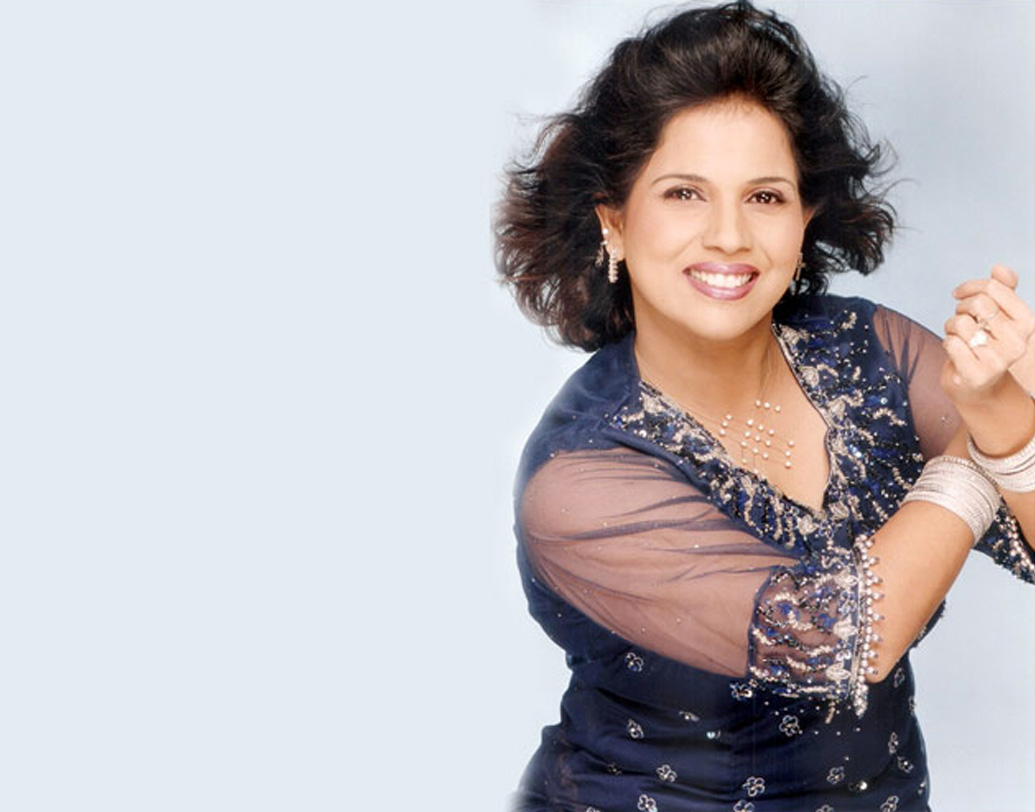 বলিউডের প্লে-ব্যাক গায়িকা হেমা সরদেশাই। ৯০-এর দশকে যখন কুমার শানু, উদিত নারায়ণ বা অলকা যাজ্ঞিক বলিউড কাঁপাচ্ছেন, তখনই উদয় হেমার। সেই সময় অনেক হিট গান তিনি গেয়েছেন।