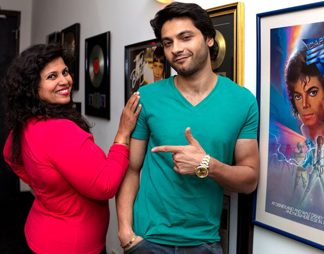 ২০১৭ সালে আমেরিকায় তাঁর ডেবিউ আন্তর্জাতিক গান 'পাওয়ার অব লভ' রিলিজ করেন। সেই গানের ভিডিয়োতে বলিউড টেলিভিশন অভিনেতা মিশাল রাহেজা-কে দেখা যায়। সেই সঙ্গে গ্র্যামি পাওয়া জেয়ার্ড লি গসলিনও এই প্রোজেক্টে কাজ করেছেন।