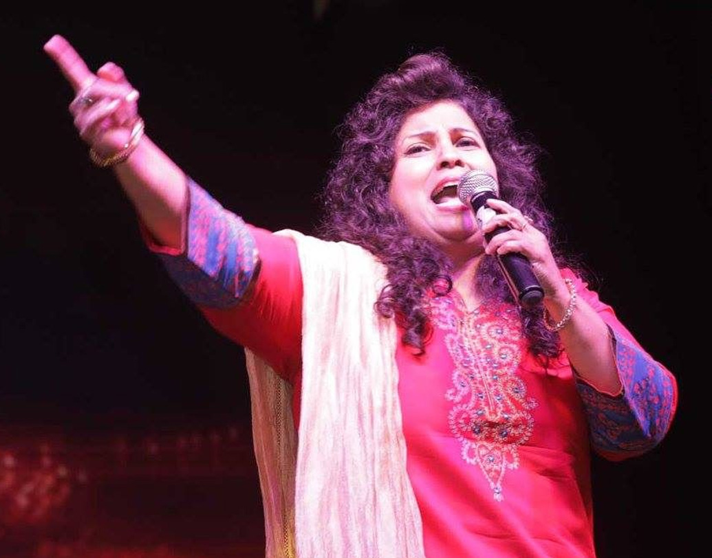 হেমা সরদেশাই ১৯৮৯ সাল থেকে এই বলিউড ইন্ডাস্ট্রির সঙ্গে যুক্ত। সিনেমা এবং টেলিভিশিনে বিভিন্ন কাজ করেছেন। লতা মঙ্গেশকর ছাড়া তিনিই একমাত্র গায়িকা যিনি ভারতের ৫০তম স্বাধীনতা দিবসের অনুষ্ঠানে পারফর্ম করেন।