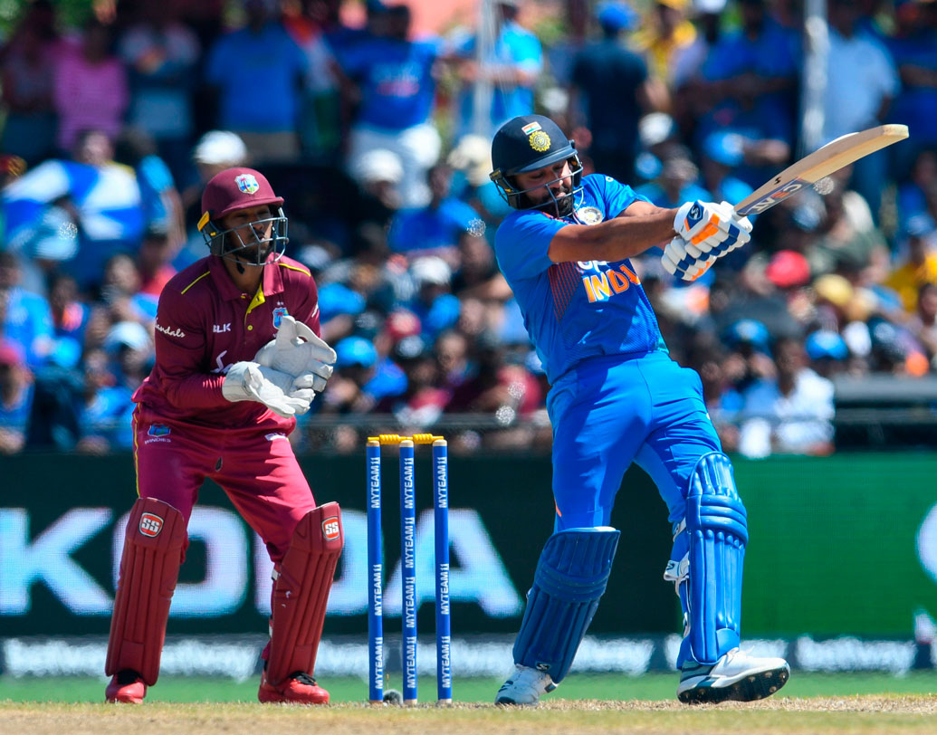 তবে শুধু বোলারদের কথাই নয়, সিরিজ জেতার অন্যতম হাতিয়ার রোহিত শর্মাকে কৃতিত্ব না দিলে অন্যায় করা হবে বইকি! ব্যাট হাতে ওয়েস্ট ইন্ডিজের বিরুদ্ধে দ্বিতীয় টি-টোয়েন্টি ম্যাচে নতুন কীর্তি গড়লেন রোহিত শর্মা। টি টোয়েন্টি ফর্ম্যাটে ছয় মারার রেকর্ডে ছাপিয়ে গেলেন ক্রিকেটের ‘ইউনিভার্স বস’ ক্রিস গেলকে।