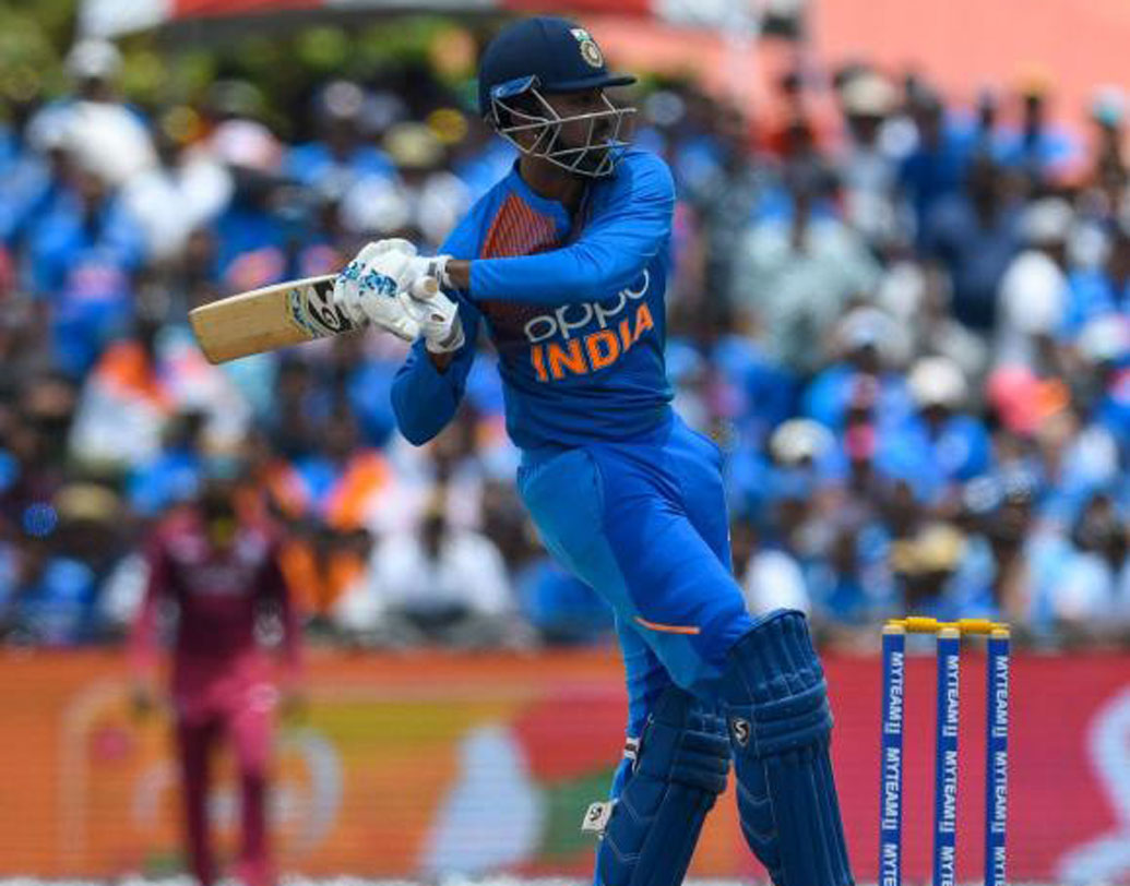 মিডল অর্ডারের ক্রমাগত ব্যর্থতাকে ঢেকে দিলেন ক্রুণাল পাণ্ড্য। দ্বিতীয় ম্যাচে ব্যাট ও বল উভয় ক্ষেত্রেই মোটের উপর সফল তিনি। দ্বিতীয় ম্যাচে শেষ ওভারে তিনটি ছয় মারেন তিনি। ১৩ বলে অপরাজিত ২০ রান করেন ক্রুণাল। বল হাতেও ২৩ রানে দু’টি উইকেট পান তিনি। তাঁর এই শেষ ওভারে তিনটি ছয় ডাকওয়র্থ লুইসের হিসেবের সময় খুব কাজে আসে।