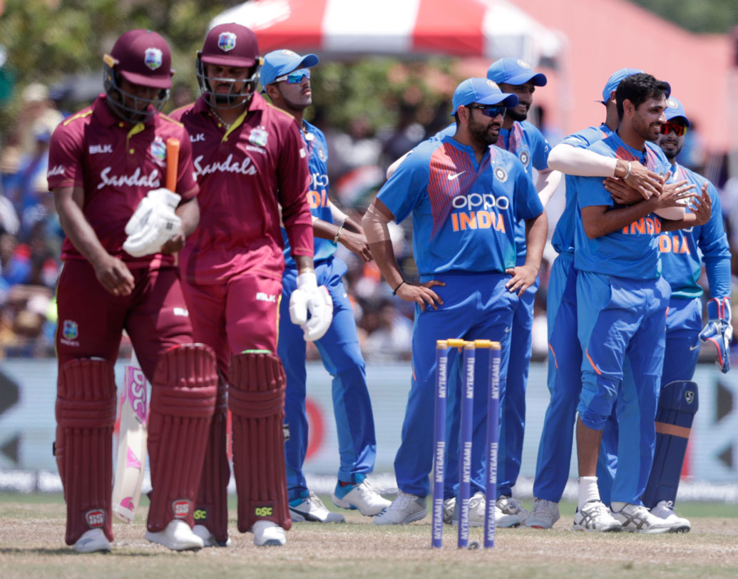 দুই ম্যাচেই নড়বড়ে দেখিয়েছে ওয়েস্ট ইন্ডিজ ওপেনারদের। ভারতীয় বোলারদের বলের ধরন বুঝতে না পেরে কেউই বেশি ক্ষণ টিকতে পারেননি ক্রিজে। ক্যারিবিয়ানদের এই ব্যাটিং বিপর্যয়ও ভারতকে জেতার পতে অনেকটা এগিয়ে দেয়।