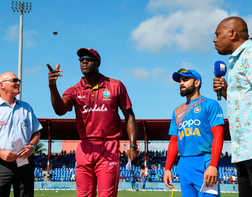 দ্বিতীয় ম্যাচে টসে জিতে প্রথমে ব্যাট করার সিদ্ধান্ত নেন কোহালি। ক্রিজে কোনও স্যাঁতসেতে ভাব ছিল না। পরের দিকে ক্রিজ মন্থর হতে শুরু করে। তাই টসে জিতে ব্যাটিং নেওযার সিদ্ধান্তও ভারতকে অনেকটা এগিয়ে দেয়।