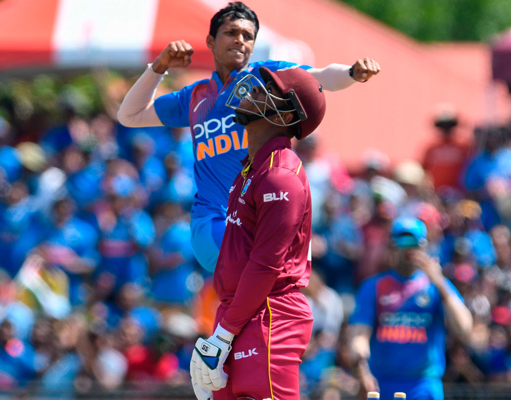 ক্যারিবিয়ানদের সেরা দুই খেলোয়াড় পোলার্ড ও হেটমায়ারকে আরও উপরের দিকে না খেলিয়ে ৫ ও ৬ নম্বরে খেলানোর মাশুল চোকাতে হল ওয়েস্ট ইন্ডিজকে।