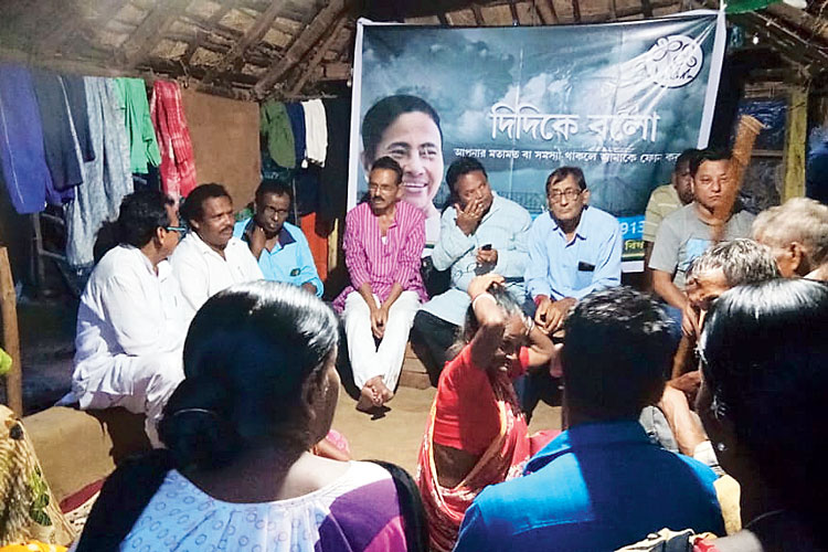 Tmc Mlas Visited Villagers House On Didike Bolo Campaign After Mamata Banerjees Instruction