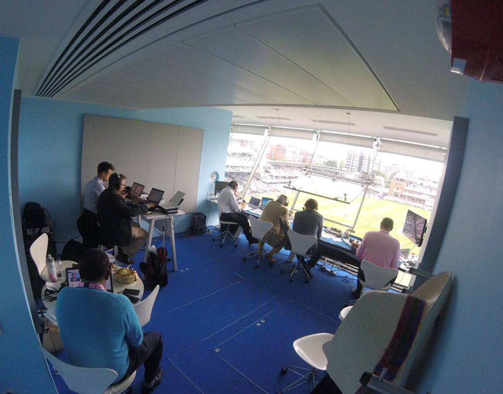 এবারের বিশ্বকাপে প্রথম বারের জন্য আইসিসি চুক্তি করেছে ধারাভাষ্যকারদের সঙ্গে। এর আগে ধারাভাষ্যকারদের সঙ্গে চুক্তি করত সম্প্রচারকারি চ্যানেল। এ বারের বিশ্বকাপের জন্যনিজেরাই ২৪জনের একটা ধারাভাষ্য দল তৈরি করে আইসিসি।