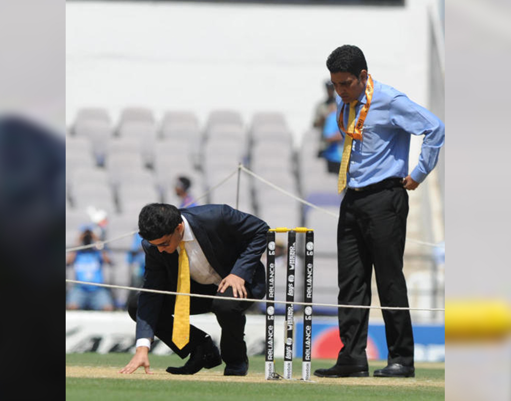 আইসিসিরই একটি সূত্র বলছে, ২০১৮ সালে ভারতীয় ধারাভাষ্যকারদের মধ্যে সব চেয়ে বেশি আয় ছিল সঞ্জয় মঞ্জরেকরের। তিনি এক সম্প্রচারকারি চ্যানেলের থেকে প্রতি সিরিজে ভারতীয় মুদ্রায় পেতেন প্রায় চার কোটি টাকা। এছাড়া প্রতি ম্যাচের জন্য পেতেন প্রায় ১৮ লক্ষ টাকা।