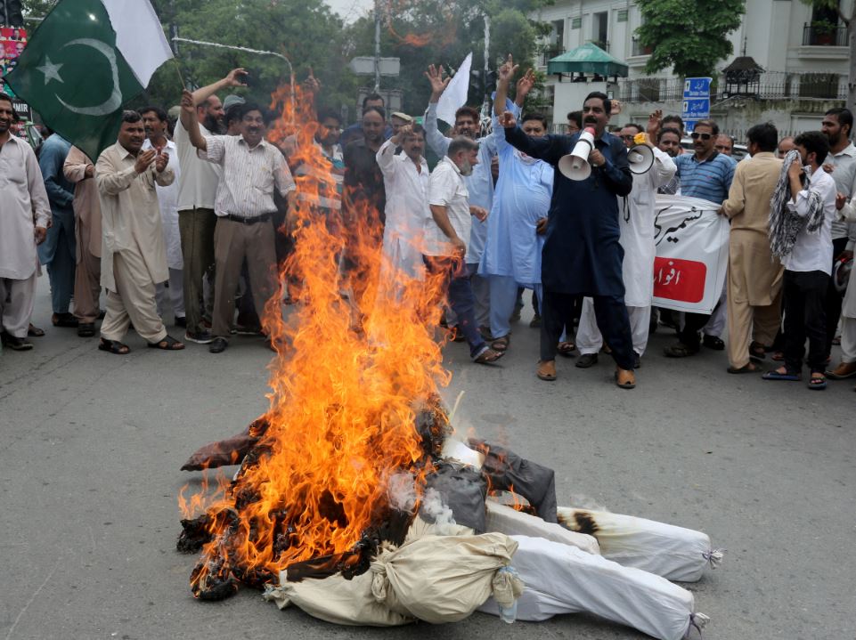 মহারাজা হরি সিংহের নেতৃত্বেই অন্তর্বর্তীকালীন সরকার গড়ে ওঠে কাশ্মীরে। শেখ  আবদুল্লাহ কাশ্মীরের শাসক নিযুক্ত হন।