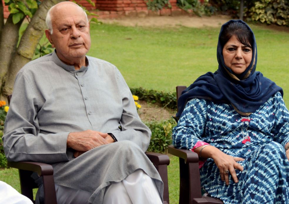 ২৬ জানুয়ারি ১৯৫০: ভারতের সংবিধান কার্যকরী হল। সংবিধানের এক নম্বর ধারায় কাশ্মীরকে ভারতীয় রাজ্য হিসেবে মর্যাদা দেওয়া হল। ৩৭০ ধারা অনুযায়ী বিশেষ সুবিধা পেতে শুরু করল কাশ্মীর।  ১৯৫৬ নতুন সংবিধান পেল কাশ্মীর. এই সংবিধানে কাশ্মীরকে ভারতের অবিচ্ছেদ্য অংশ বলা হয়।