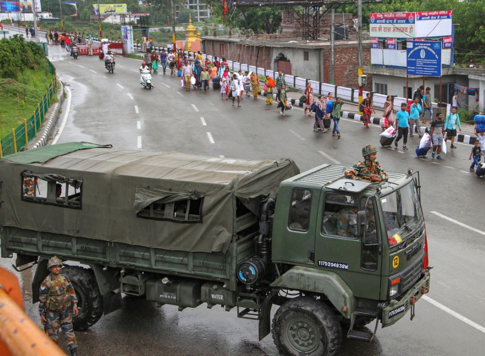 ২০০১-২০১০

মনমোহন জমানায় কাশ্মীরে পরিস্থিতি একটু ঠাণ্ডা ছিল। তবে এই সময়েই কাশ্মীরকে কেন্দ্র করেই বারবার লস্কর-ই-তইবা হামলা চালায় দেশের নানা প্রান্তে। অন্য দিকে কাশ্মীরে জঙ্গি হত্যাকে ঘিরে প্রতিবাদও সংগঠিত হয় বারবার।