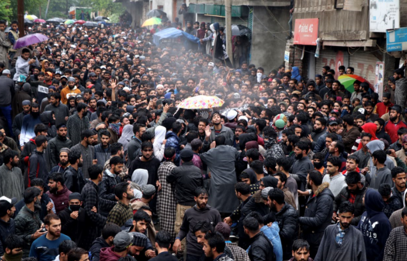 ২০১৩-২০১৮— ২০০১ সালে সংসদ ভবনে হামলার দায়ে আফজল গুরুকে ফাঁসি দেওয়া হল। এই সময়ে ‘পেলেট বনাম পাথর’ চলছে কাশ্মীরে ভারতীয় সেনা ও বিচ্ছিন্নতাবাদী কাশ্মীরিদের মধ্যে। ২০১৫ সালে কাশ্মীরে প্রথম সরকার গড়ে বিজেপি। বুরহান ওয়ানির মৃত্যুকে ঘিরে কাশ্মীর উত্তাল হয়। ২০১৮ সালে কাশ্মীরে বিজেপি ও পিডিপি-এর জোট ছিন্ন হয়। এই বছর কাশ্মীরে বিধানসভা ভেঙে রাষ্ট্রীয় শাসন জারি করা হয়।