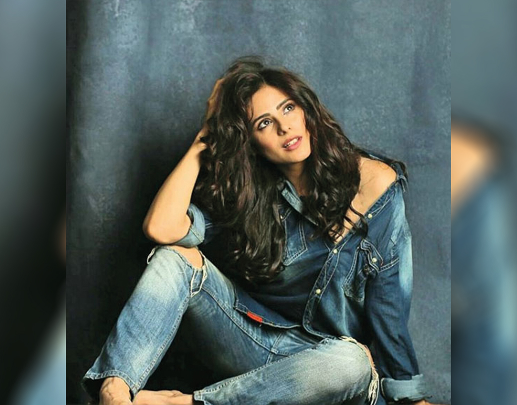 সম্প্রতি ভুবন বামের সঙ্গে ‘সঙ্গ হুঁ তেরে’ নামে একটি গানের অ্যালবামে কাজ করেছেন। সোশ্যাল মিডিয়ায় সেই গান ভাইরালও হয়। দর্শকদের পছন্দও হয় সেই গান। শোনা যাচ্ছে, এই গানের সাফল্যের পর বলিউড থেকে অফার পেয়েছেন তিনি। কে এই কোকাকোলা গার্ল? ছবি: ইনস্টাগ্রাম।