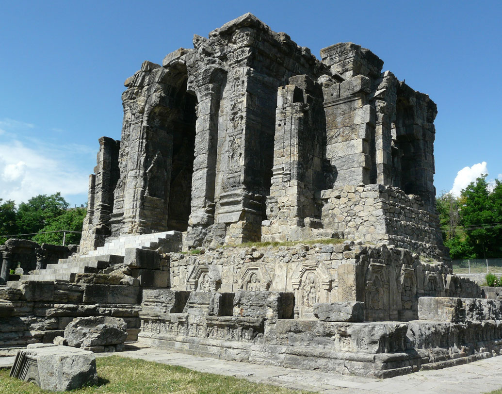 সংস্কৃত ভাষায় ‘কা’ শব্দের অর্থ জল।‘শিমিরি’ শব্দের অর্থ ‘শুষ্ক’ করা। অর্থাৎ জল শুকিয়ে যে স্থলভাগের উৎপত্তি, তা-ই ‘কাশ্মীর’। হিন্দু পুরাণ অনুযায়ী, ঋষি কাশ্যপ জলসেচন করে শুষ্ক করেছিলেন। তাঁর নাম থেকেই নামকরণ কাশ্মীরের।